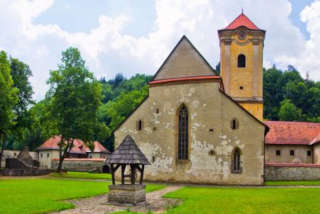 červený kláštor žena na lyžiach